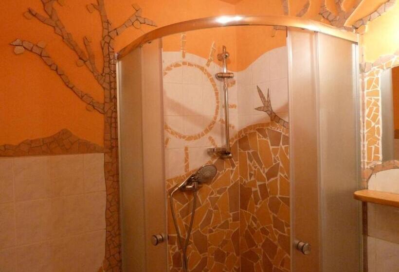 Quarto Quadruple Standard, Artharmony Pension & Hostel