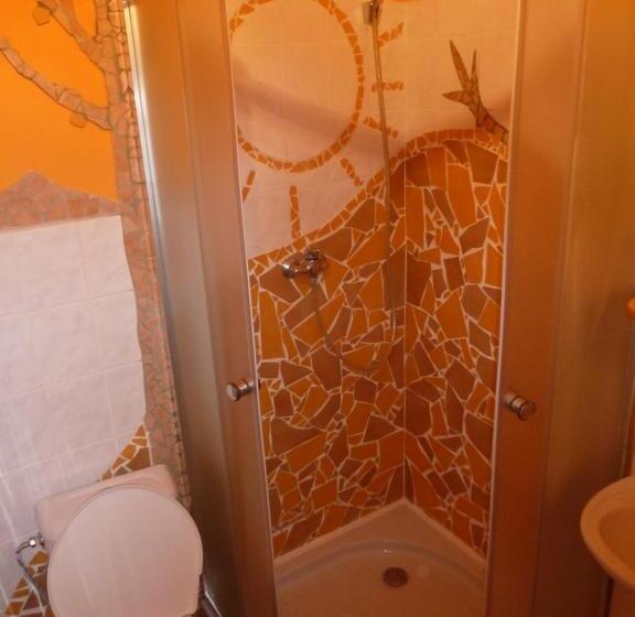 Quarto Quadruple Standard, Artharmony Pension & Hostel