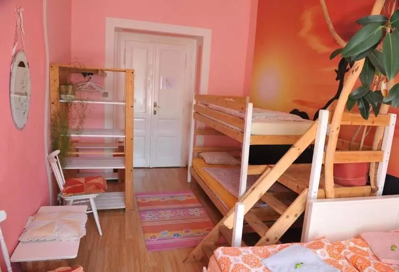Neljän hengen Economy-huone jaetulla kylpyhuoneella, Artharmony Pension & Hostel
