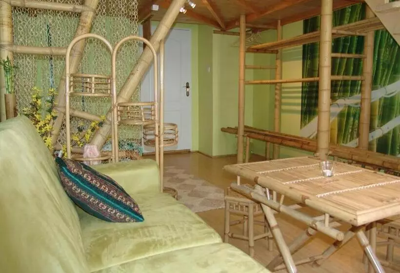 Standardi kolmen hengen huone ulkopuolinen kylpyhuone, Artharmony Pension & Hostel