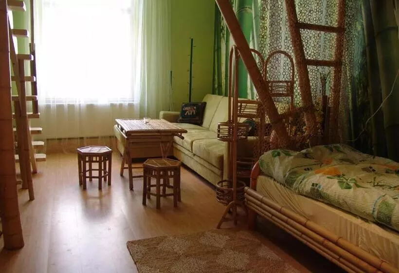 Standardi kolmen hengen huone ulkopuolinen kylpyhuone, Artharmony Pension & Hostel