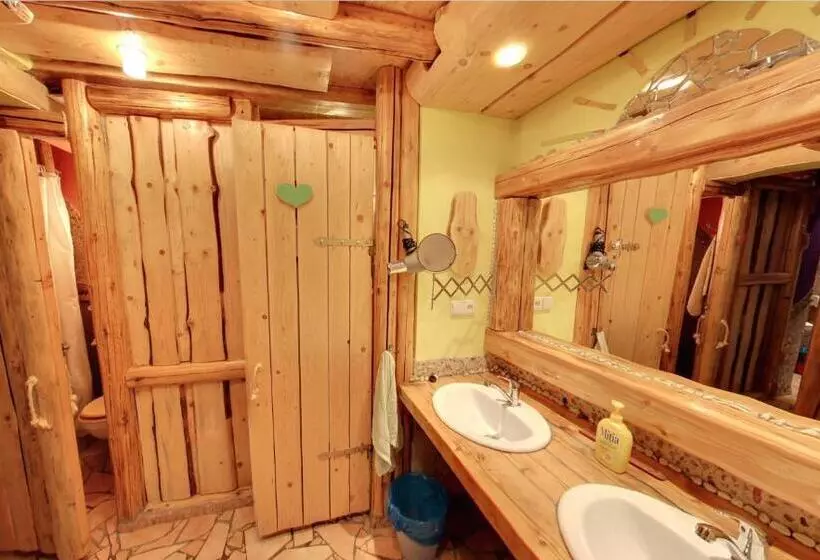 Perhehuone, Artharmony Pension & Hostel