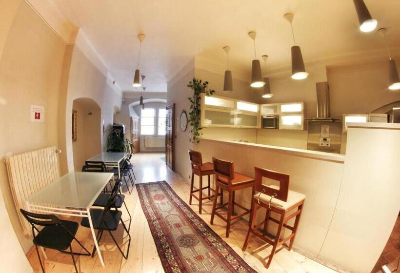 اتاق استاندارد با سرویس بهداشتی مشترک, Hostel Homer Old Town Square