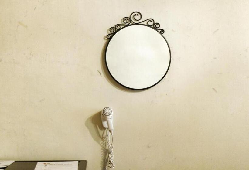 اتاق استاندارد با سرویس بهداشتی مشترک, Hostel Homer Old Town Square