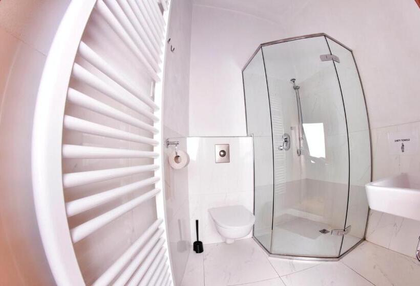 اتاق استاندارد با سرویس بهداشتی مشترک, Hostel Homer Old Town Square