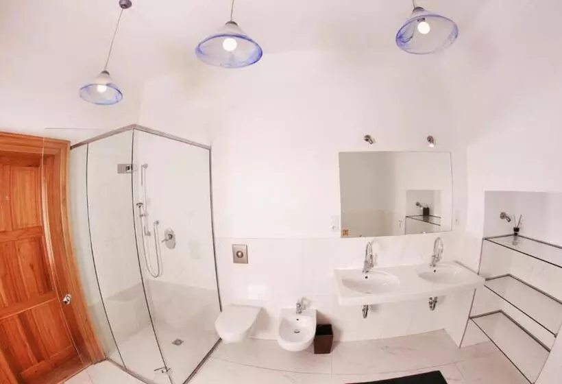 اتاق استاندارد سه تخته با سرویس بهداشتی مشترک, Hostel Homer   Old Town Square