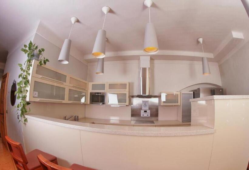 اتاق استاندارد سه تخته با سرویس بهداشتی مشترک, Hostel Homer Old Town Square