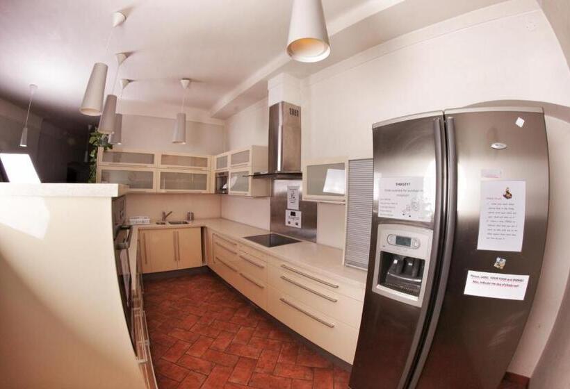 اتاق استاندارد سه تخته با سرویس بهداشتی مشترک, Hostel Homer Old Town Square