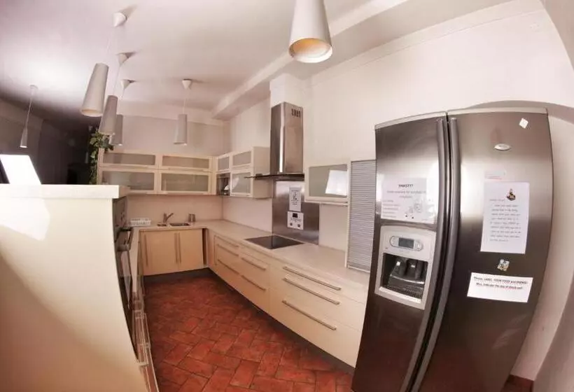اتاق استاندارد سه تخته با سرویس بهداشتی مشترک, Hostel Homer   Old Town Square