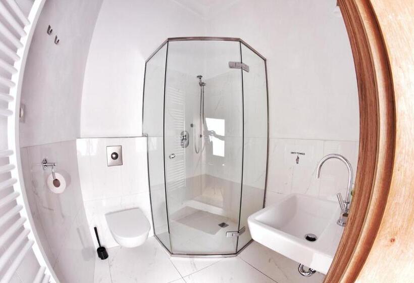 اتاق استاندارد سه تخته با سرویس بهداشتی مشترک, Hostel Homer Old Town Square