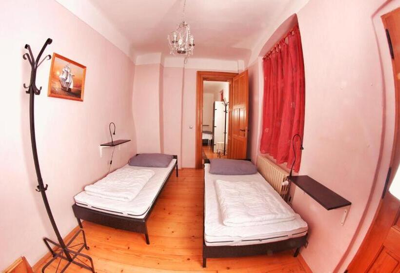 اتاق استاندارد یک تخته با سرویس بهداشتی مشترک, Hostel Homer Old Town Square