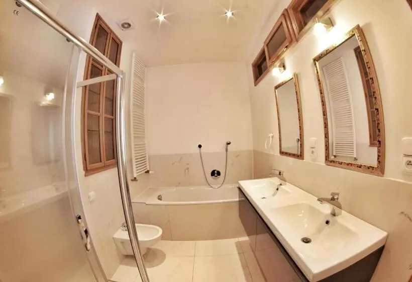 اتاق استاندارد یک تخته با سرویس بهداشتی مشترک, Hostel Homer   Old Town Square