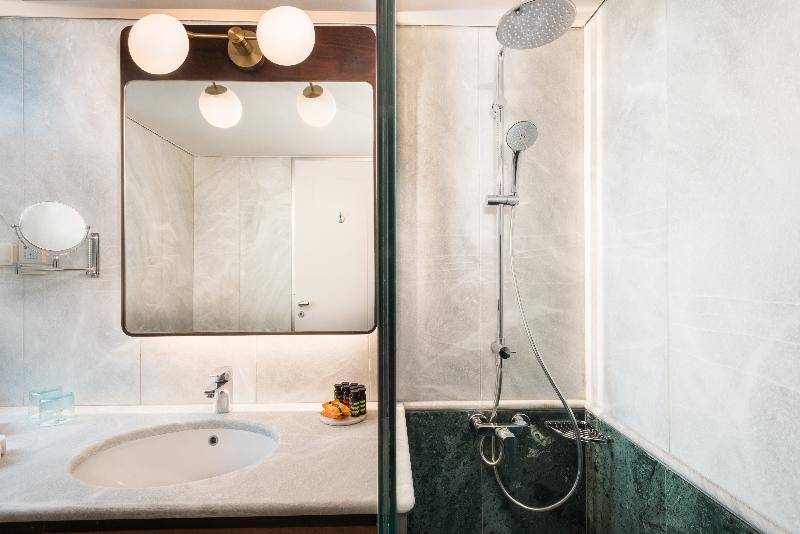 주니어 스위트, Avra City Boutique