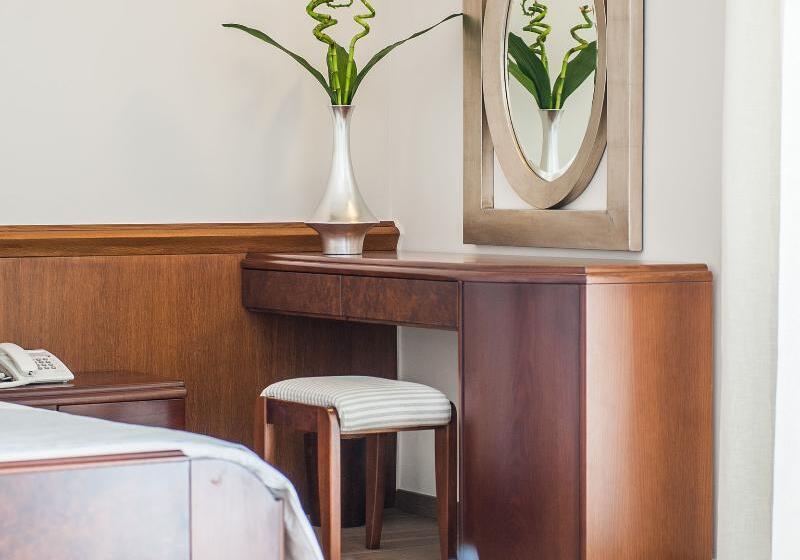 주니어 스위트, Avra City Boutique