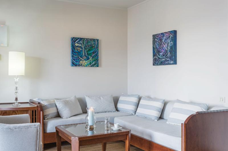 주니어 스위트, Avra City Boutique