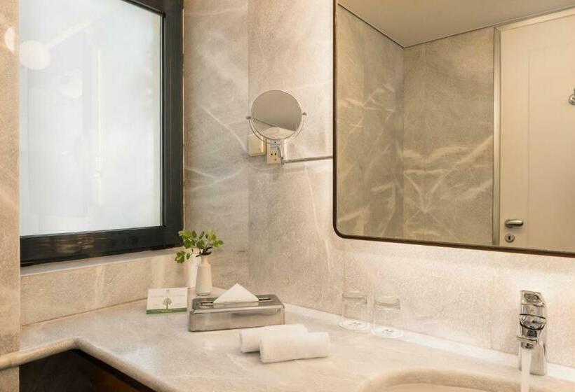 주니어 스위트, Avra City Boutique