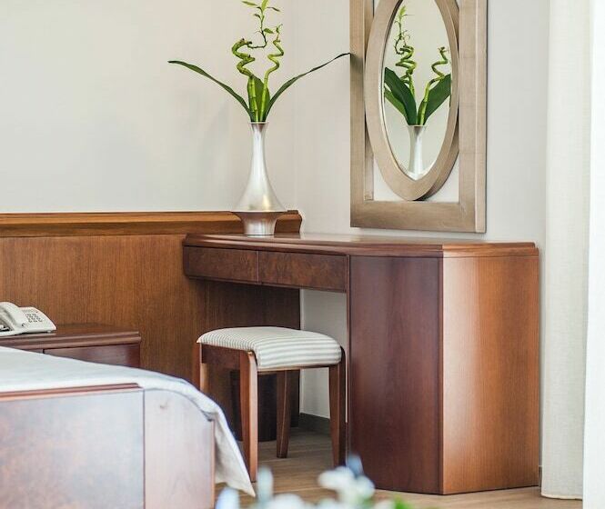 주니어 스위트, Avra City Boutique