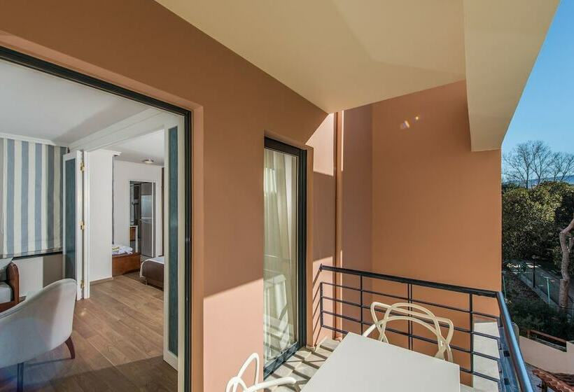 주니어 스위트, Avra City Boutique