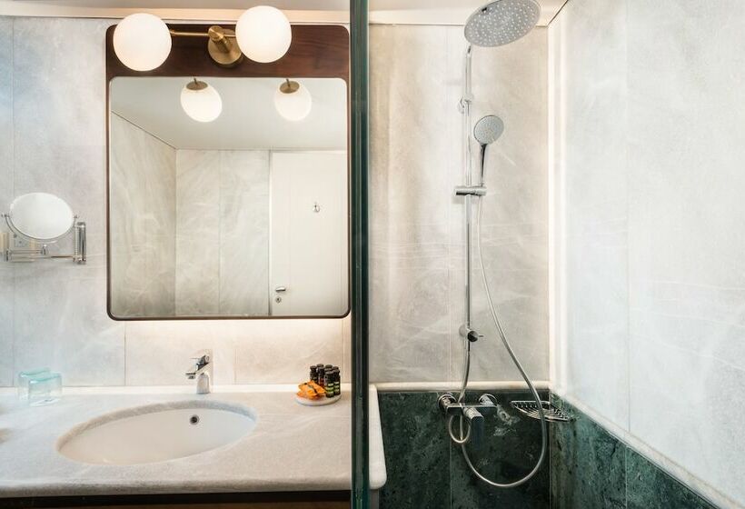 주니어 스위트, Avra City Boutique