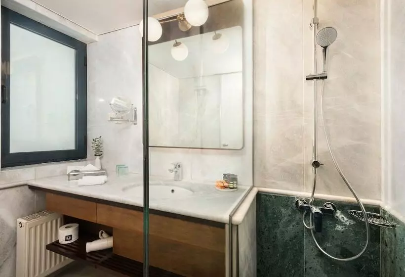 سوییت جونیور, Avra City Boutique