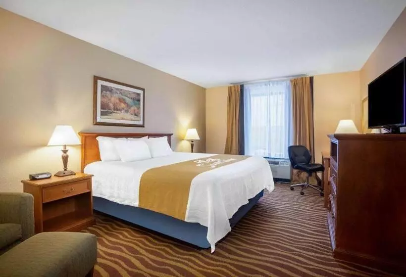キングサイズベッドのスタンダードルーム, Days Inn & Suites By Wyndham Cuba