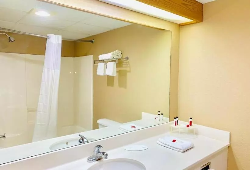 キングサイズベッドのスイートルーム, Days Inn & Suites By Wyndham Cuba