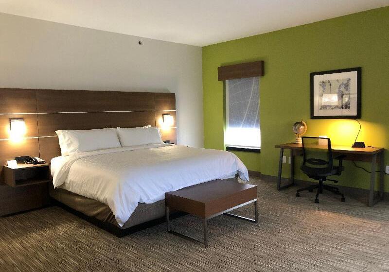 מיטת קינג בסוויטה, Holiday Inn Express Hotel & Suites Franklin, An Ihg