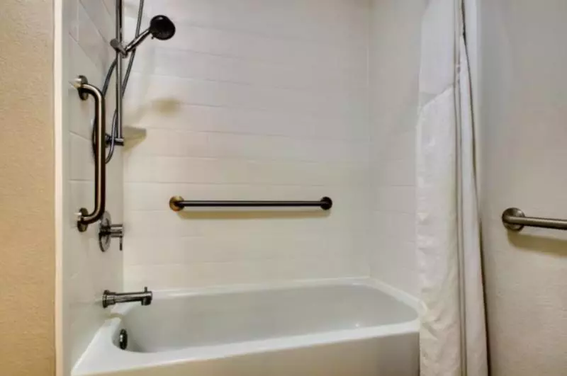 身障者適用キングサイズベッドルーム, Holiday Inn Express & Suites Laurel, An Ihg