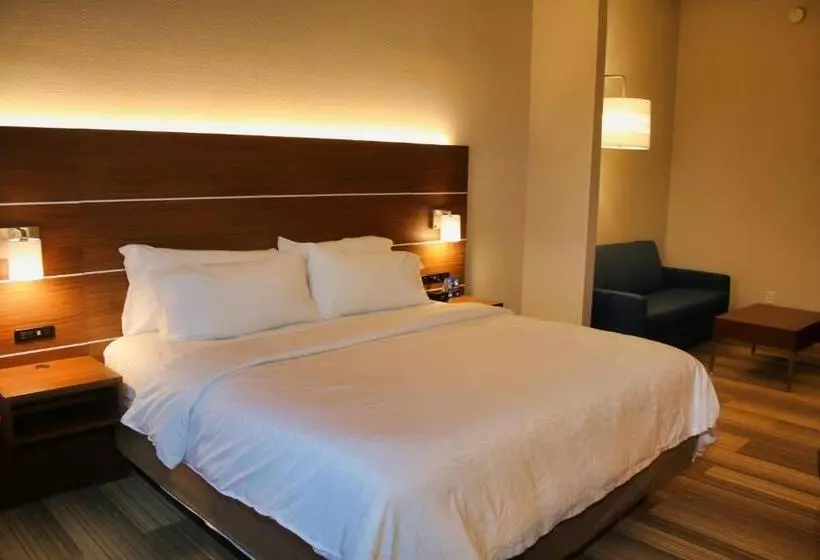キングサイズベッドのスイートルーム, Holiday Inn Express, An Ihg