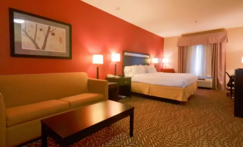 キングサイズベッドのスイートルーム, Holiday Inn Express & Suites Pine Bluff/pines Mall, An Ihg