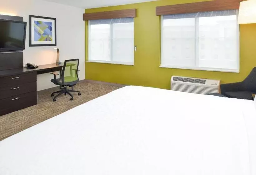 キングサイズベッドのエクゼクティブルーム, Holiday Inn Express Wixom, An Ihg