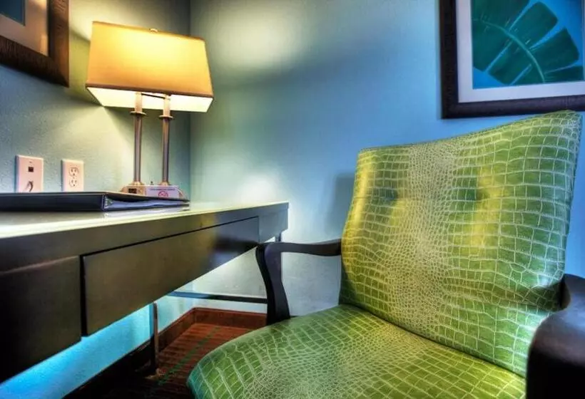 キングサイズベッドのスイートルーム, Holiday Inn Hotel & Suites Ocala Conference Center, An Ihg
