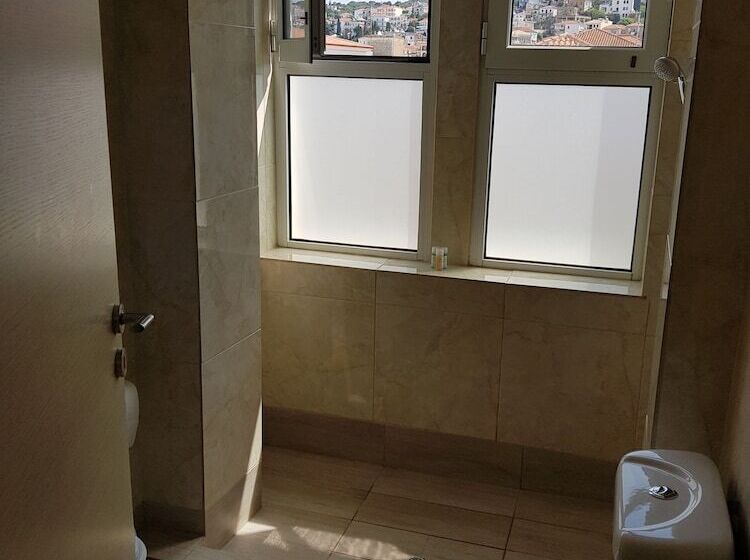 חדר סטנדרט לשלושה, Miramare