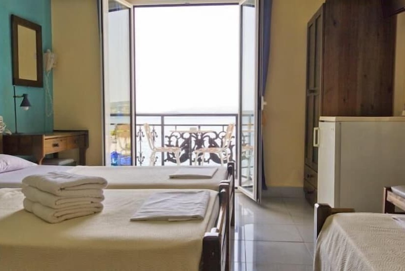 חדר סטנדרט לשלושה, Miramare