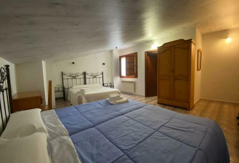 اتاق کلاسیک سه تخته, Hostal La Alberca