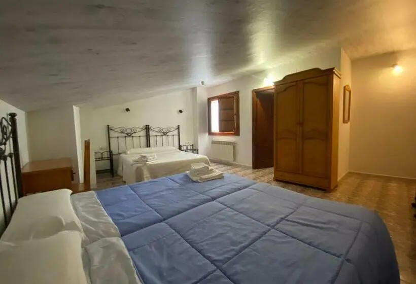 اتاق کلاسیک سه تخته, Hostal La Alberca