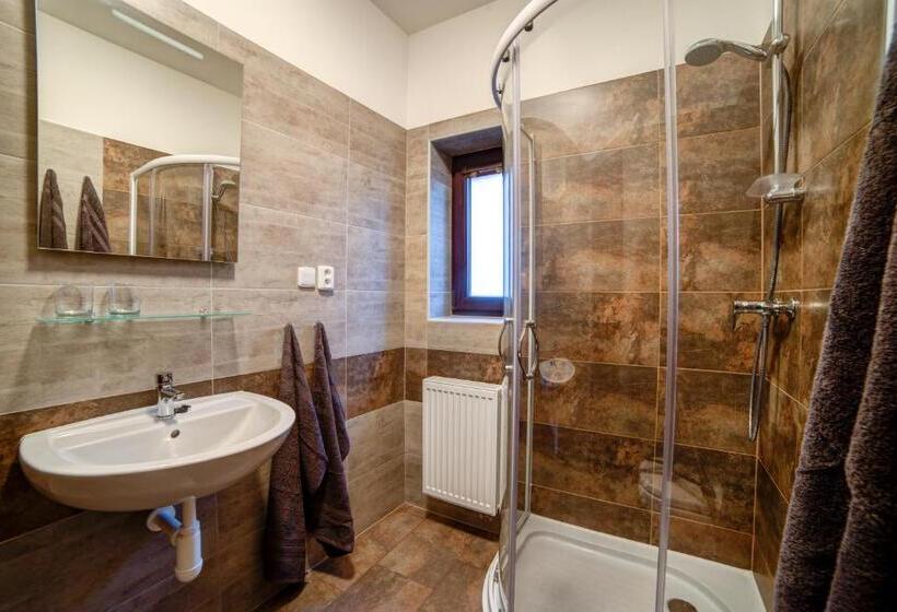 Quarto Triplo Estandar, Penzion Královská Cesta