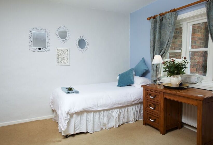 חדר משפחתי, Church Farm