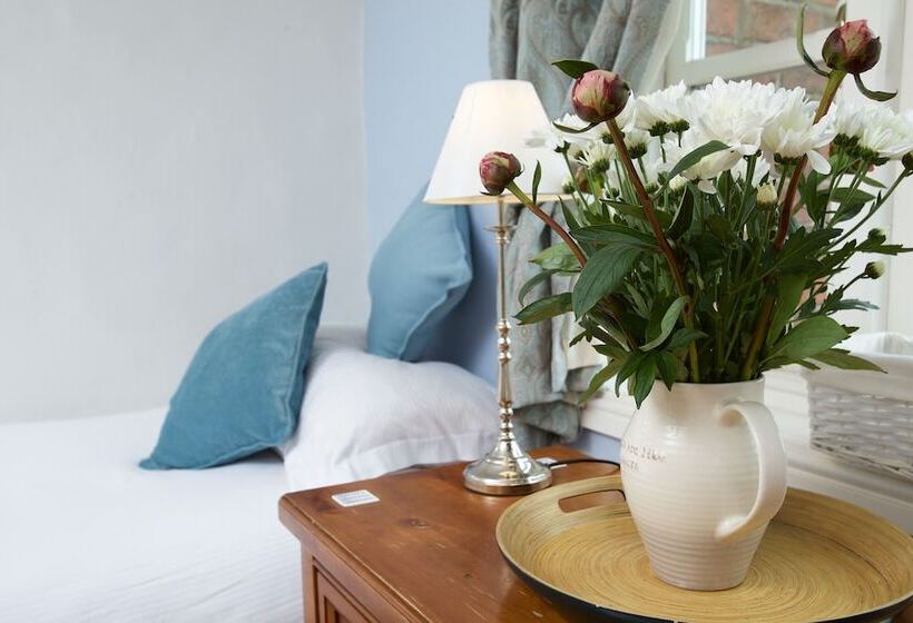 חדר משפחתי, Church Farm