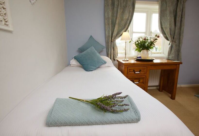 חדר משפחתי, Church Farm