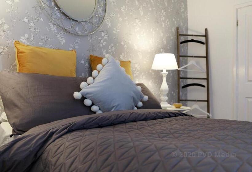 ファミリールーム, Church Farm