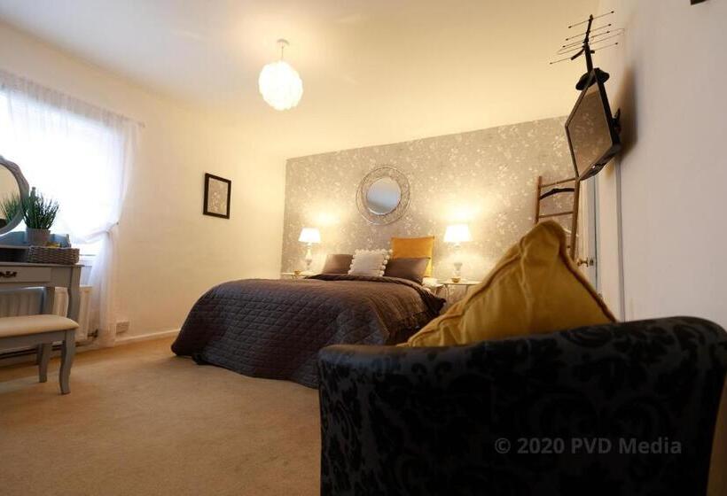 חדר משפחתי, Church Farm