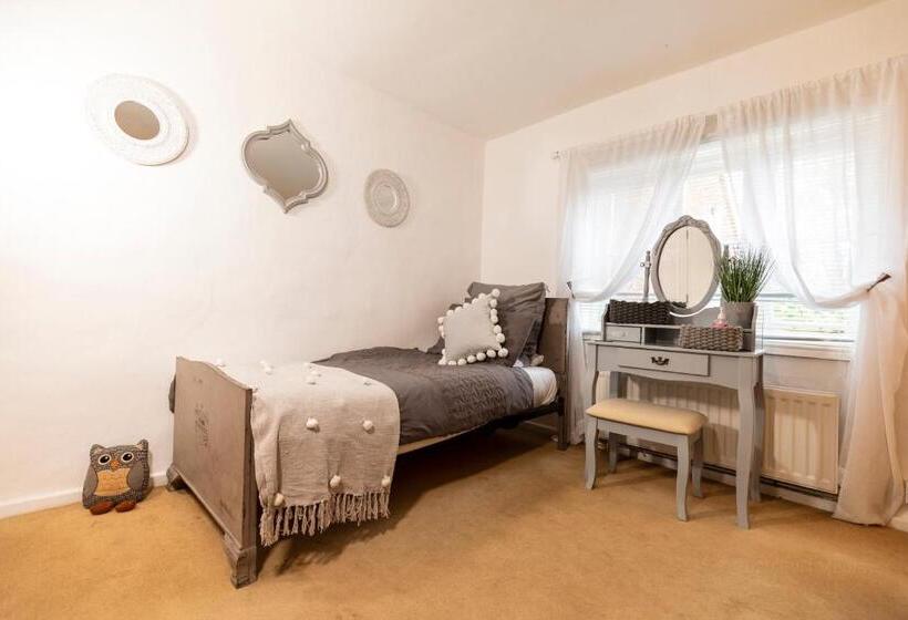 חדר משפחתי, Church Farm