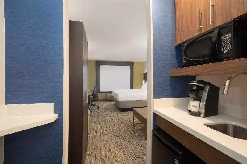 キングサイズベッドのスイートルーム, Holiday Inn Express Hotel & Suites Longmont, An Ihg