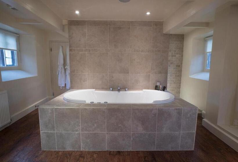 带按摩浴盆的套房, Russell S