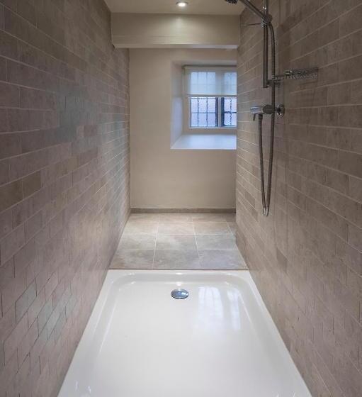 带按摩浴盆的套房, Russell S