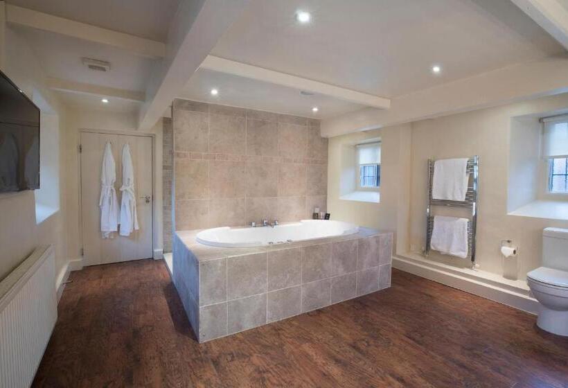 带按摩浴盆的套房, Russell S