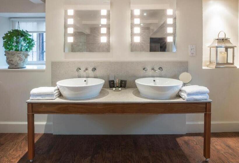 带按摩浴盆的套房, Russell S