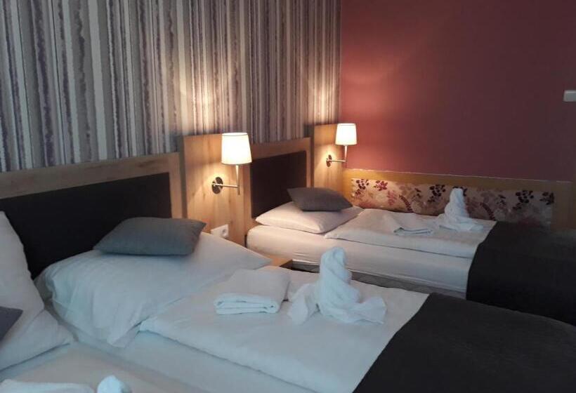 غرفة قياسية ثلاثية, Rozvoj