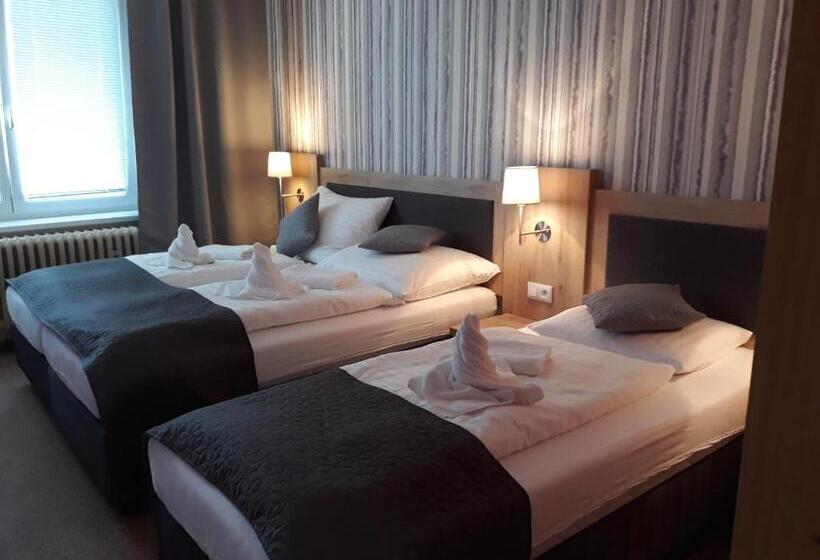 غرفة قياسية ثلاثية, Rozvoj